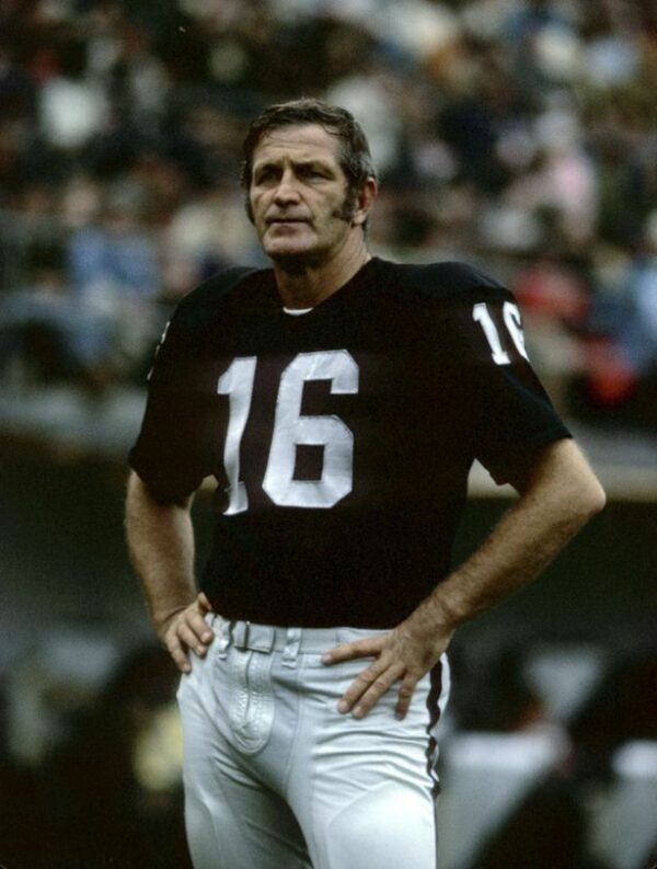 "George Blanda" is the oldest NFL player ever