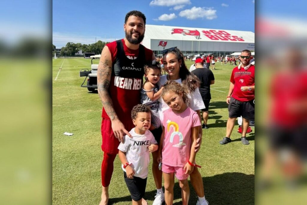 Mike evans and Ashli Dotson with thier children