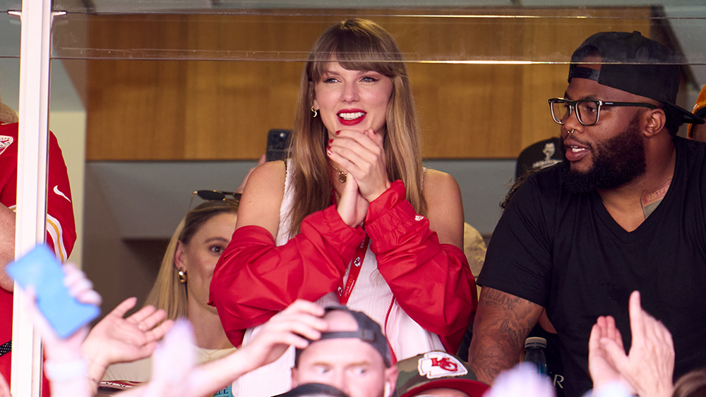 Taylor Swift Cheers on Travis Kelce at Kansas City Chiefs Game